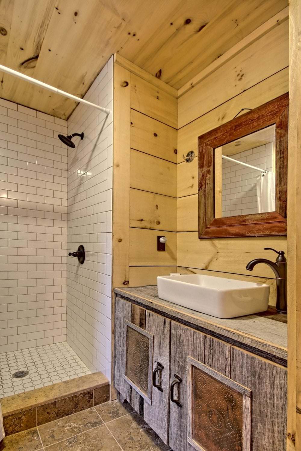 Cherokee Room bathroom