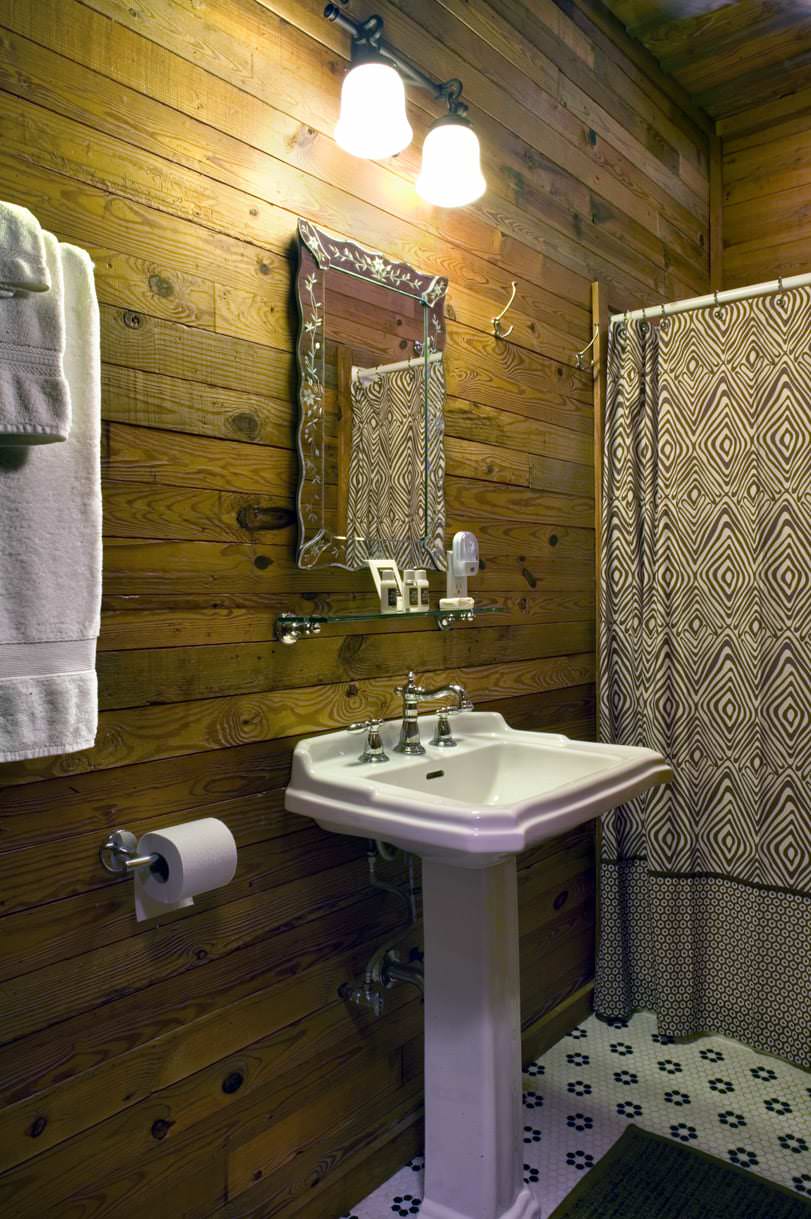 The Legend Room bathroom