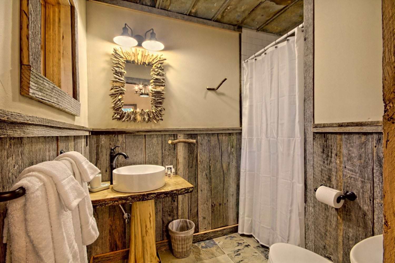 North Mountain Room bathroom